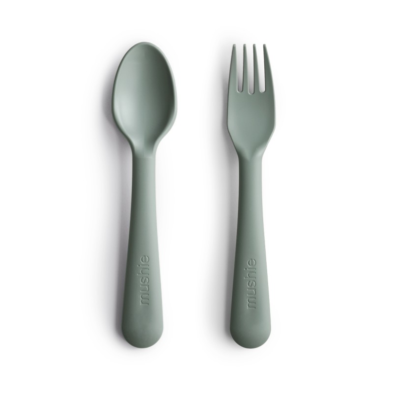 pack-tenedor-y-cuchara-solid-sage-155x25-cm.jpg Pack tenedor y cuchara Mushie solid sage - Imagen 1