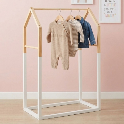 Perchero infantil con forma de casita